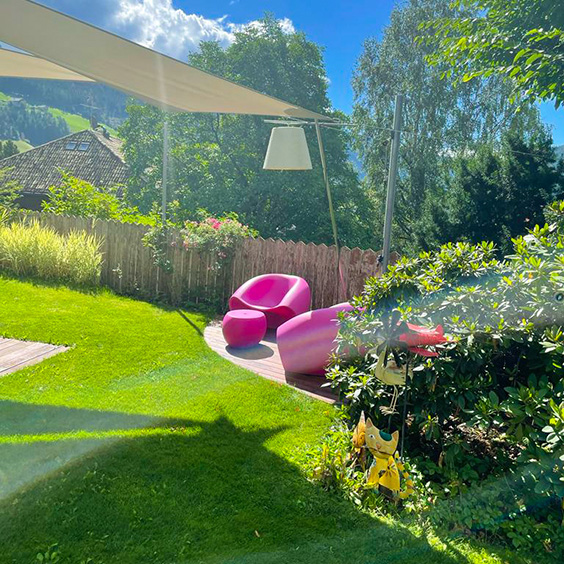 Garten mit rosa Stühlen